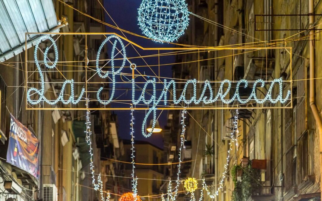 Scopri la magia di Via Pignasecca a Napoli: storia millenaria e luoghi da non perdere!